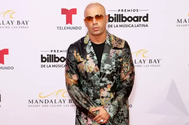 How tall is Wisin?