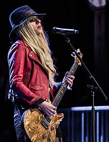 How tall is Orianthi?