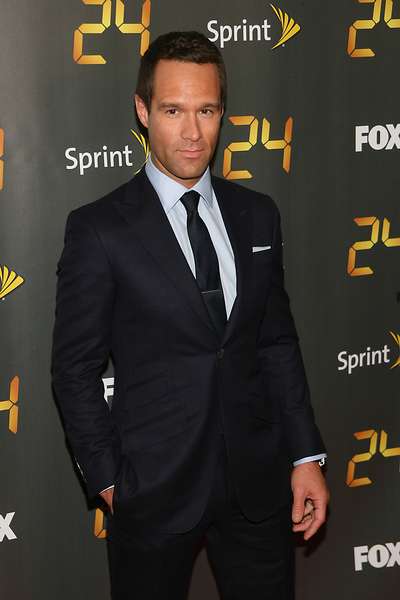 How tall is Chris Diamantopoulos?