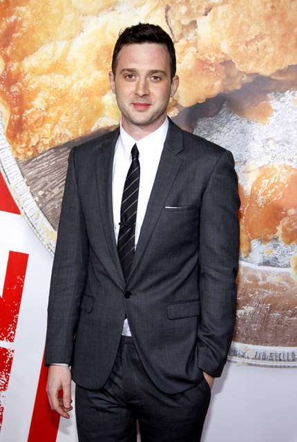 How tall is Eddie Kaye Thomas?