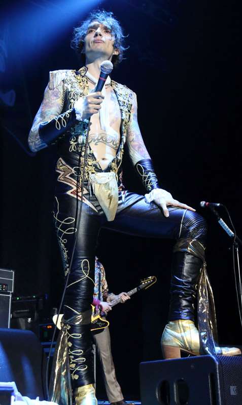 How tall is Justin Hawkins?