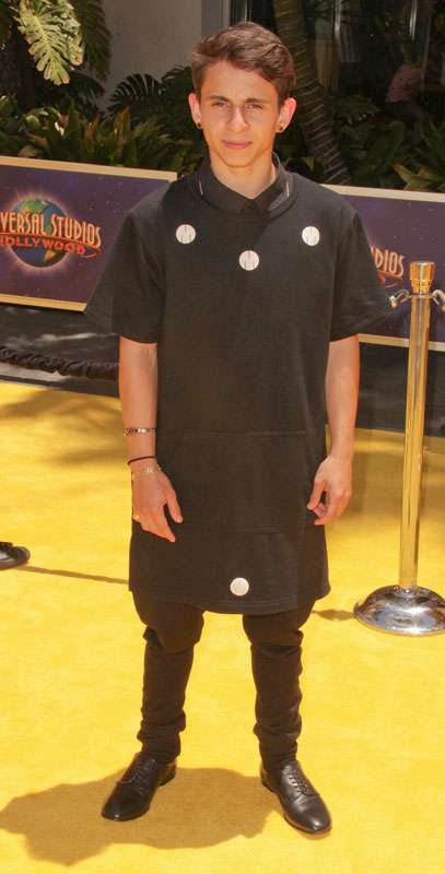 How tall is Moisés Arias?