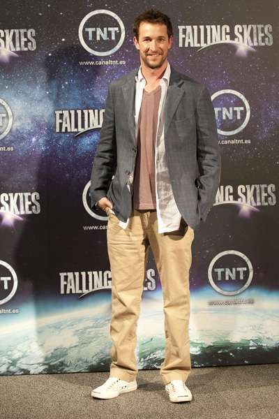 How tall is Noah Wyle?